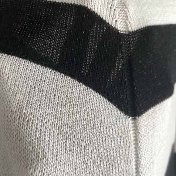 Sexy Jennifer Lopez Sweater with Chevron Pattern - Picture 5 of 7